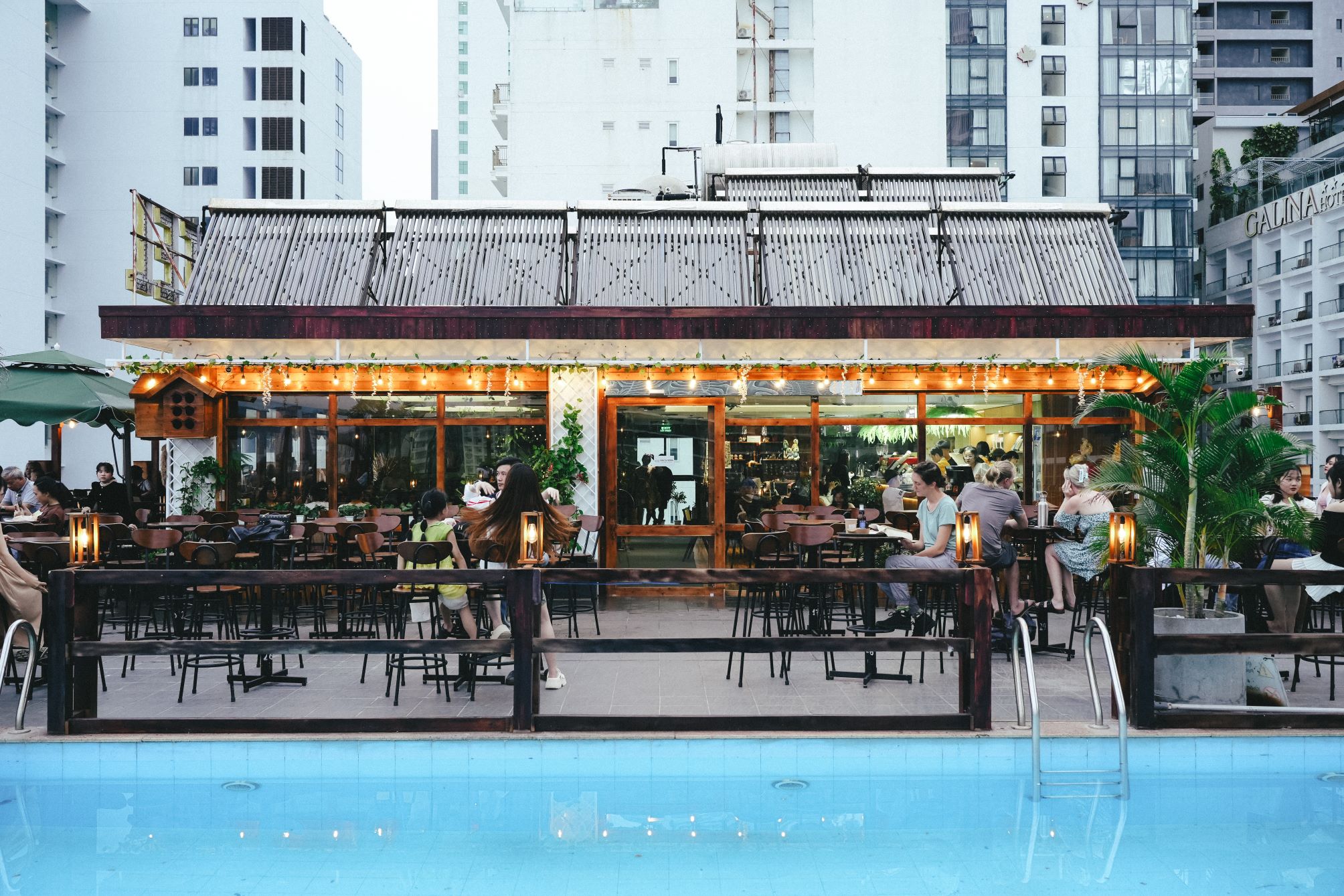 Không gian ngoài trời: Quán cafe 24h Nha Trang