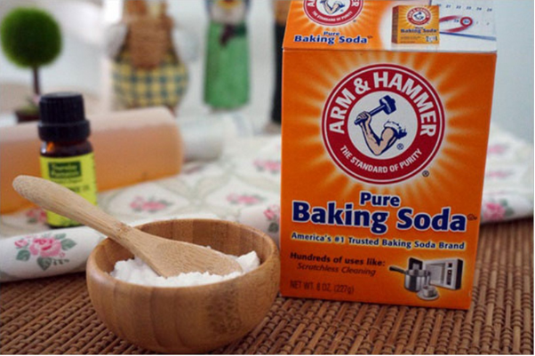 Hỗn hợp backing soda và nước có tác dụng làm khô nệm dính nước