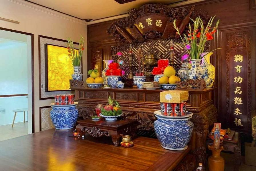 Sắp xếp, bài trí bàn thờ gỗ đúng cách để không phạm những điều kiêng kỵ