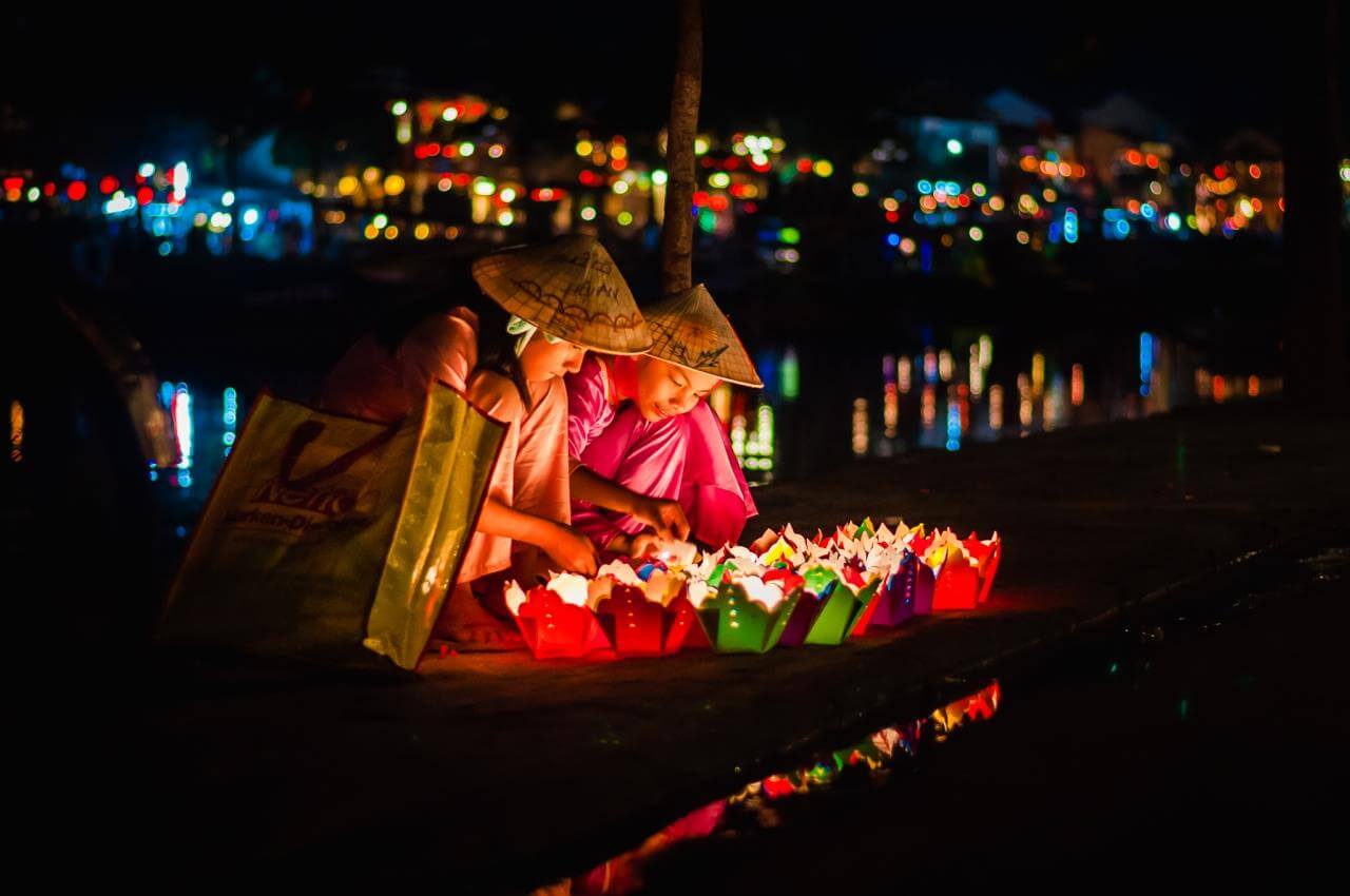 Những cơn mưa rả rích kéo dài từ sáng đến đêm, khiến Huế trở nên mơ màng và đầy tĩnh lặng