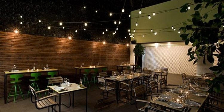 Bi Quyet Su Dung Den Trang Tri Quan Cafe Thu Hut Khach