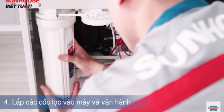 Sau khi vệ sinh xong, bạn cần lắp lại các bộ phận của máy lọc nước vào đúng vị trí cũ 
