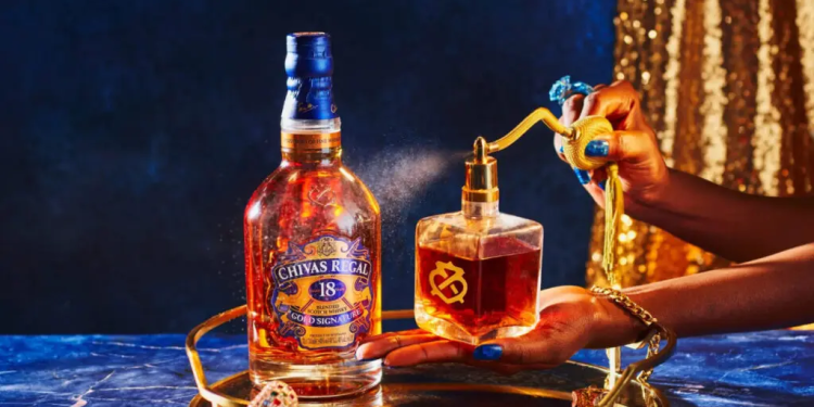 Chivas 18 Regal sở hữu thiết kế sang trọng, ấn tượng