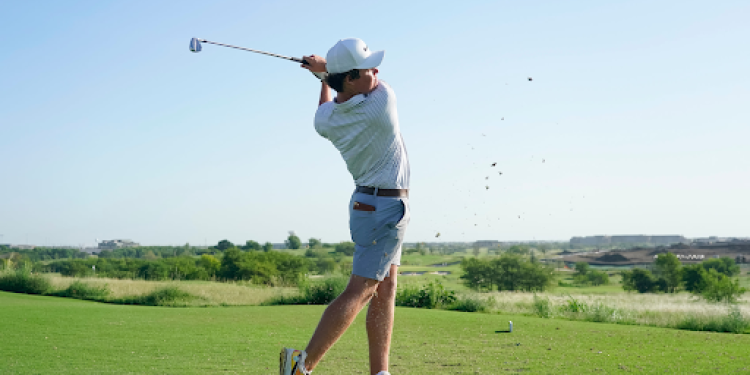 Thực hiện các động tác xoay vặn người quá mạnh khi chơi golf có thể dẫn đến chấn thương ở lưng